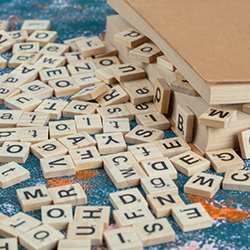 Juego en madera con letras