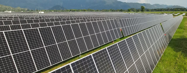 Fotografía de paneles solares en parque fotovoltaico Tepuy