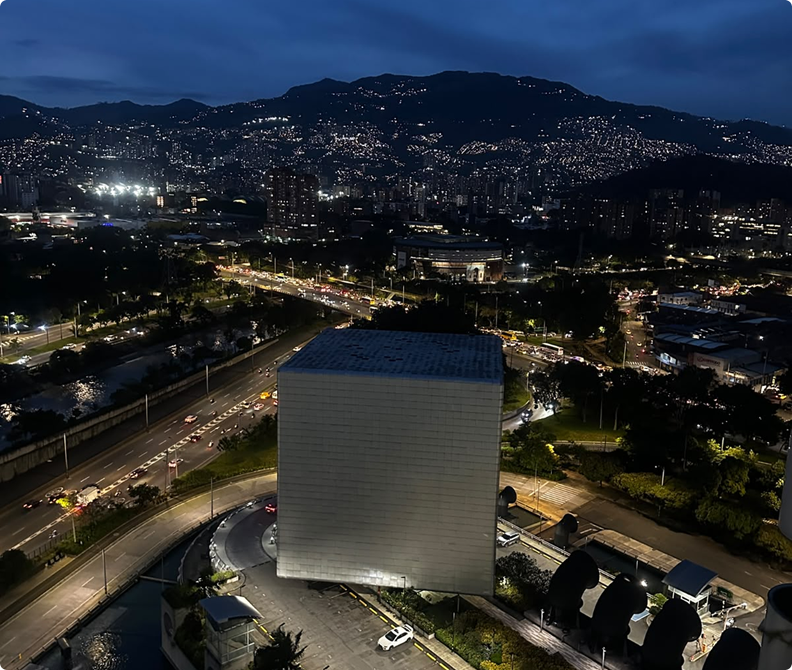 Fotografía aérea del auditorio Himerio Pérez, Edificio EPM, Medellín