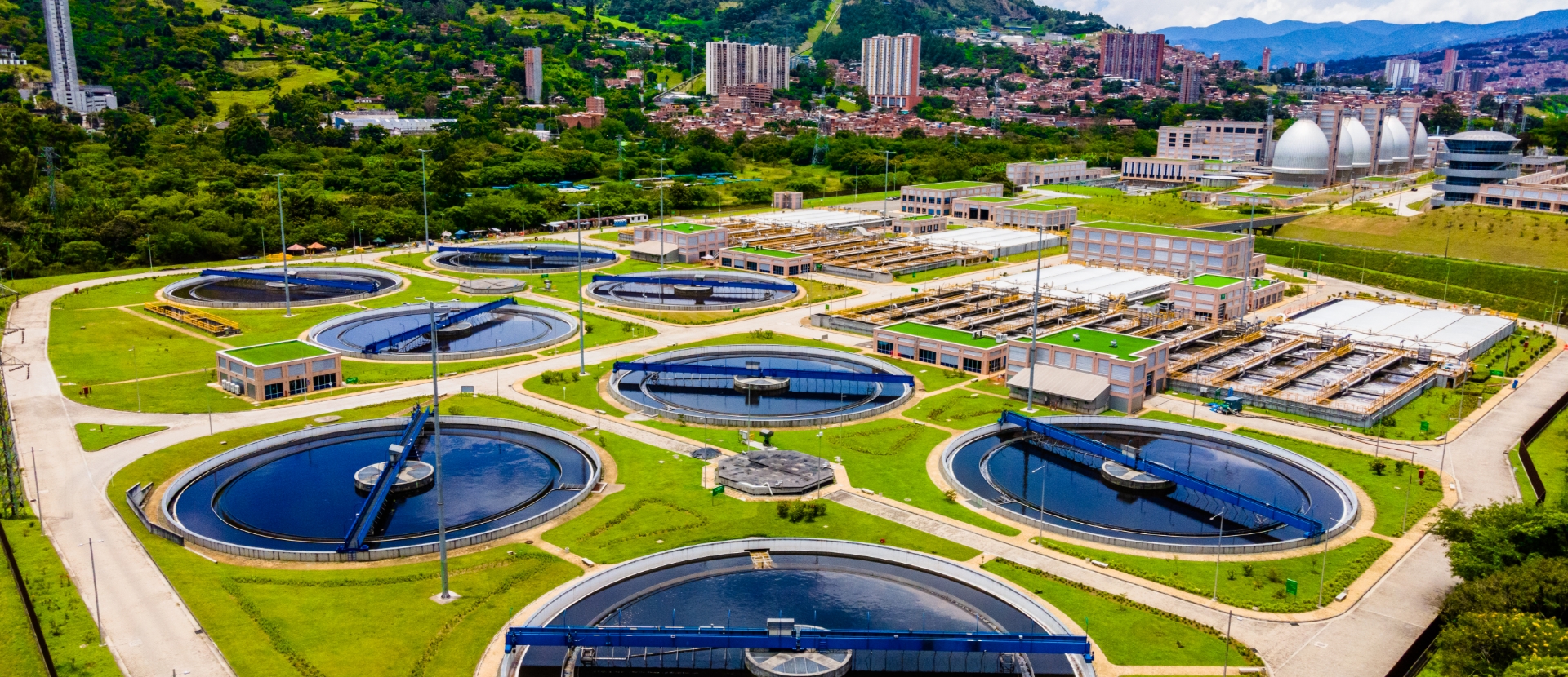 Planta de EPM con zona verde