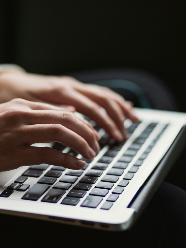 Persona escribiendo en un teclado