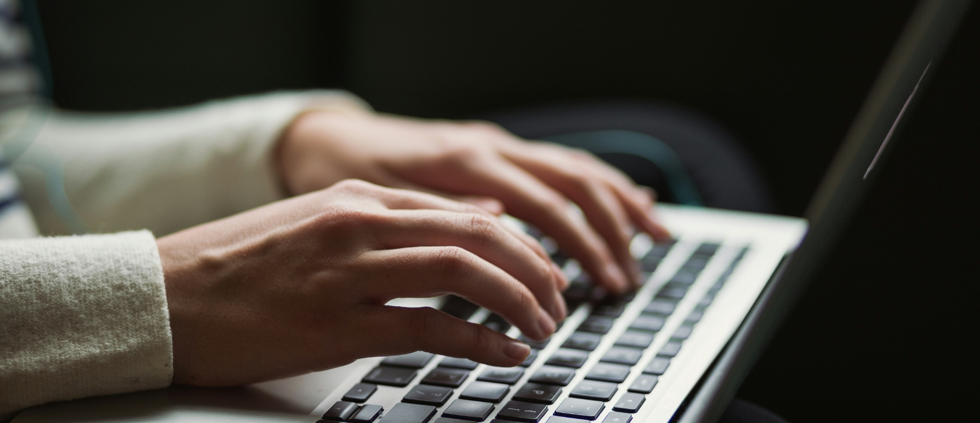 Persona escribiendo en un teclado