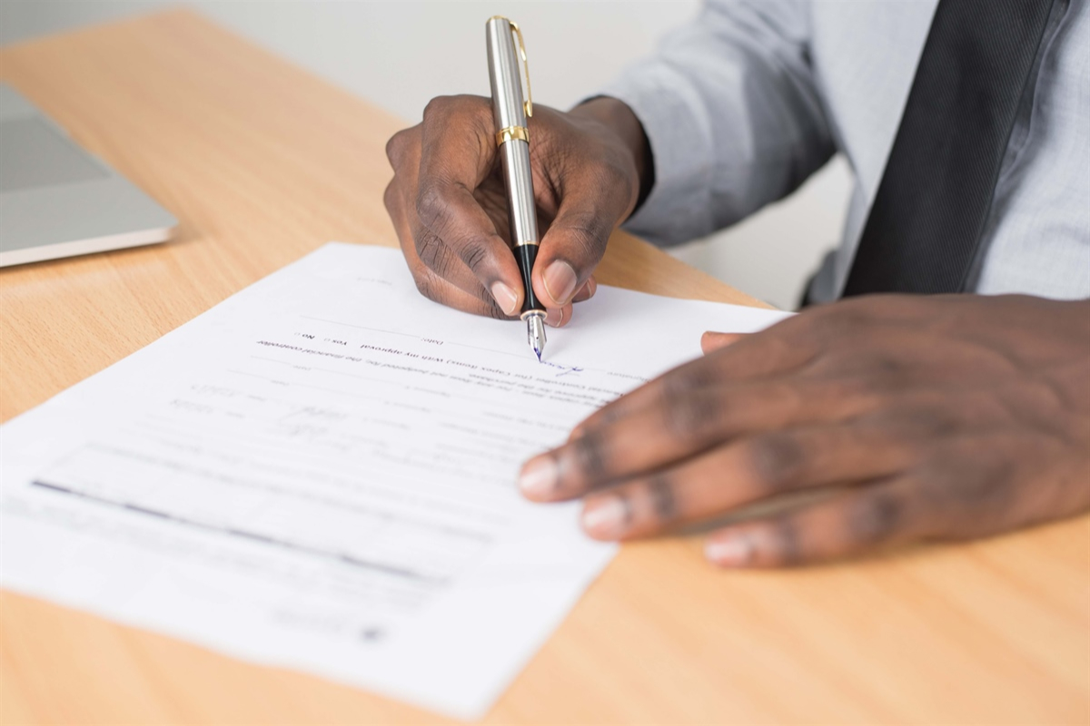 Persona firmando un contrato
