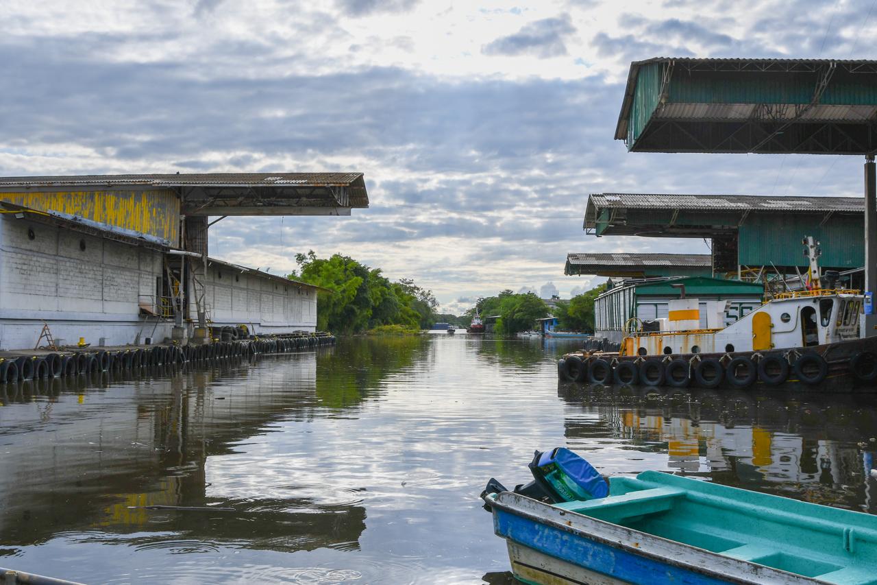 Rio y casas