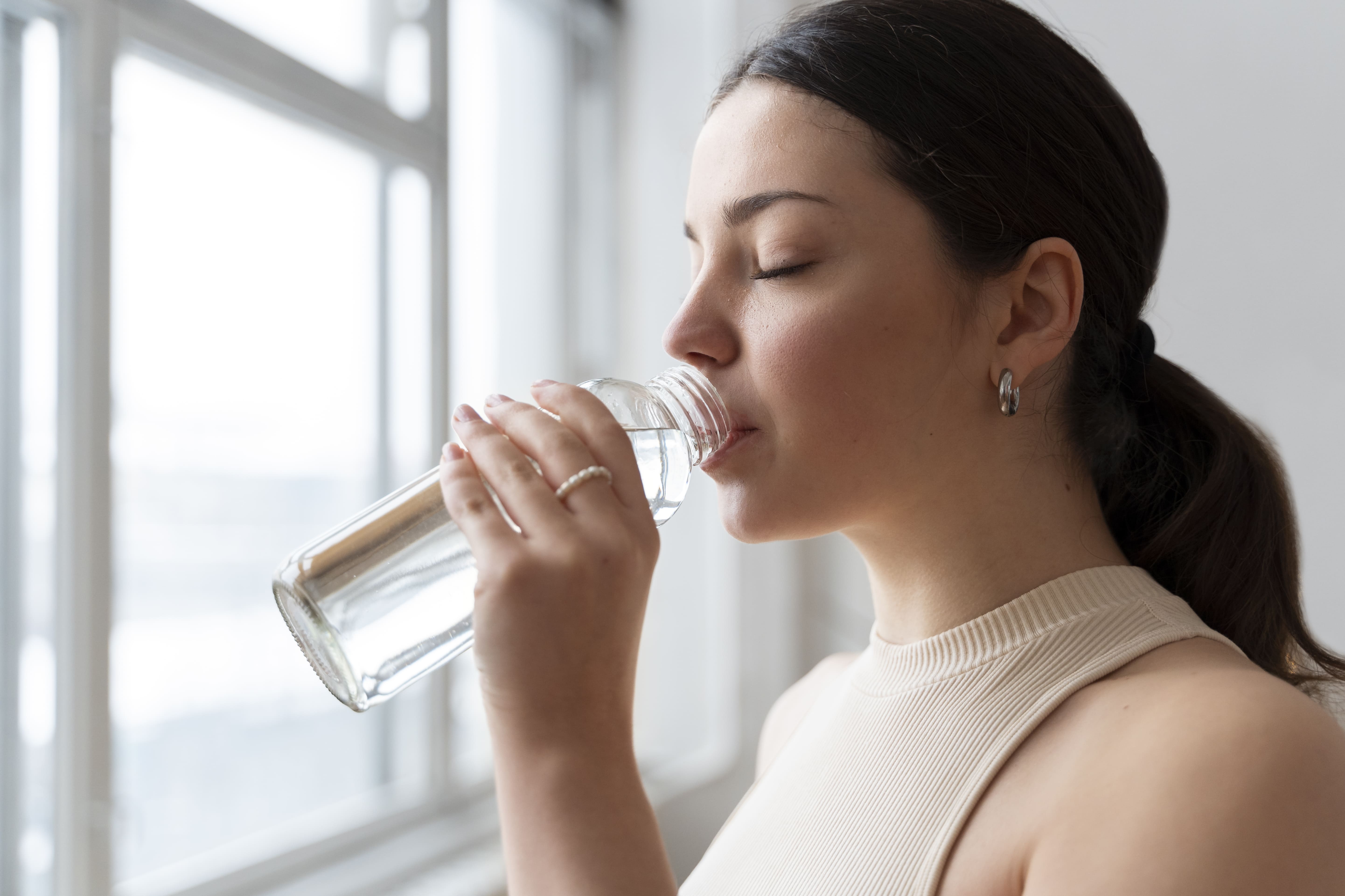Mujer tomando agua 