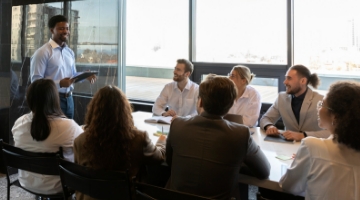 Grupo de personas en una reunión