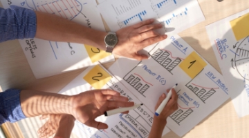 Manos escribiendo sobre un papel