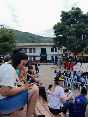 Personas en el parque de un pueblo