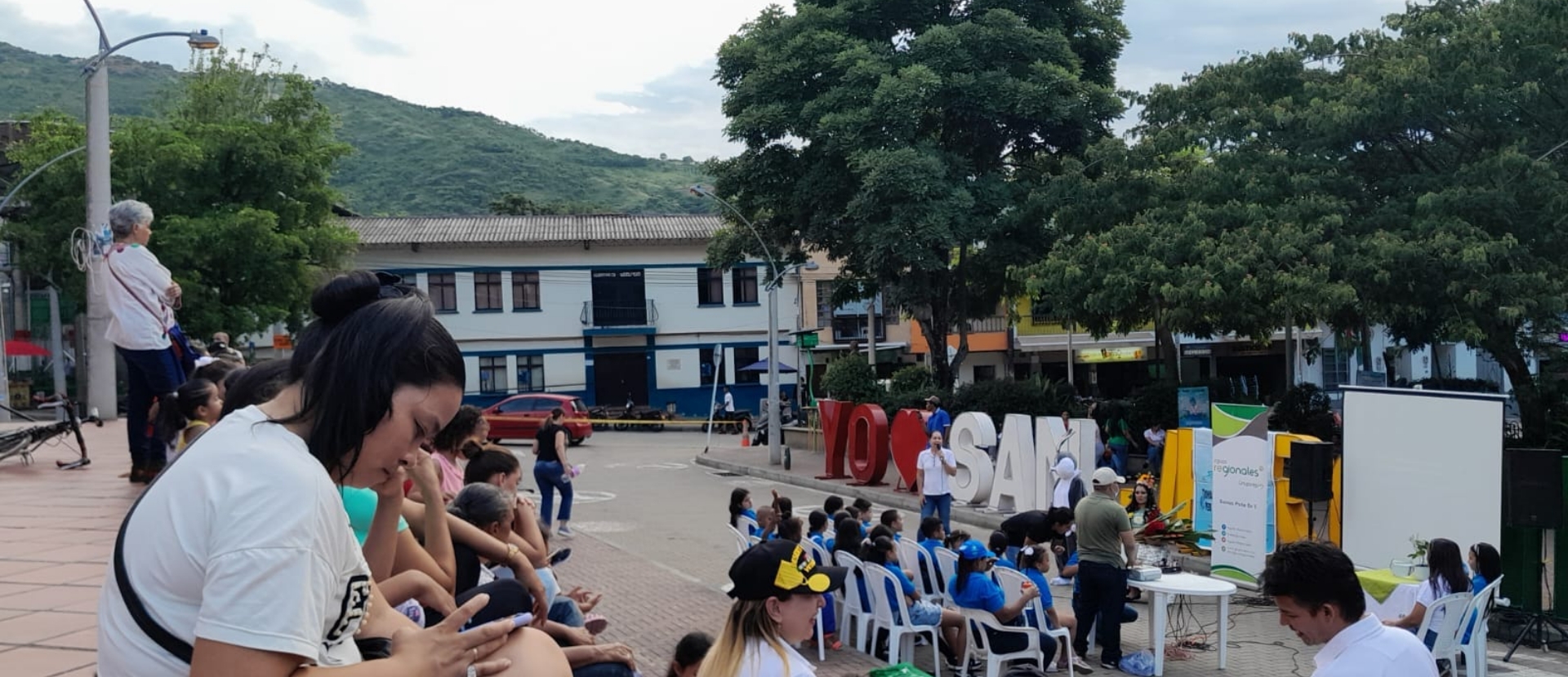 Personas en el parque de un pueblo