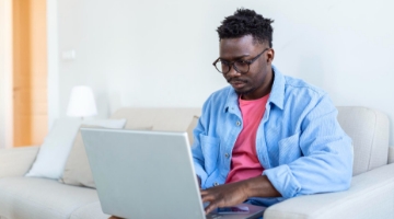 Hombre escribiendo en un pc