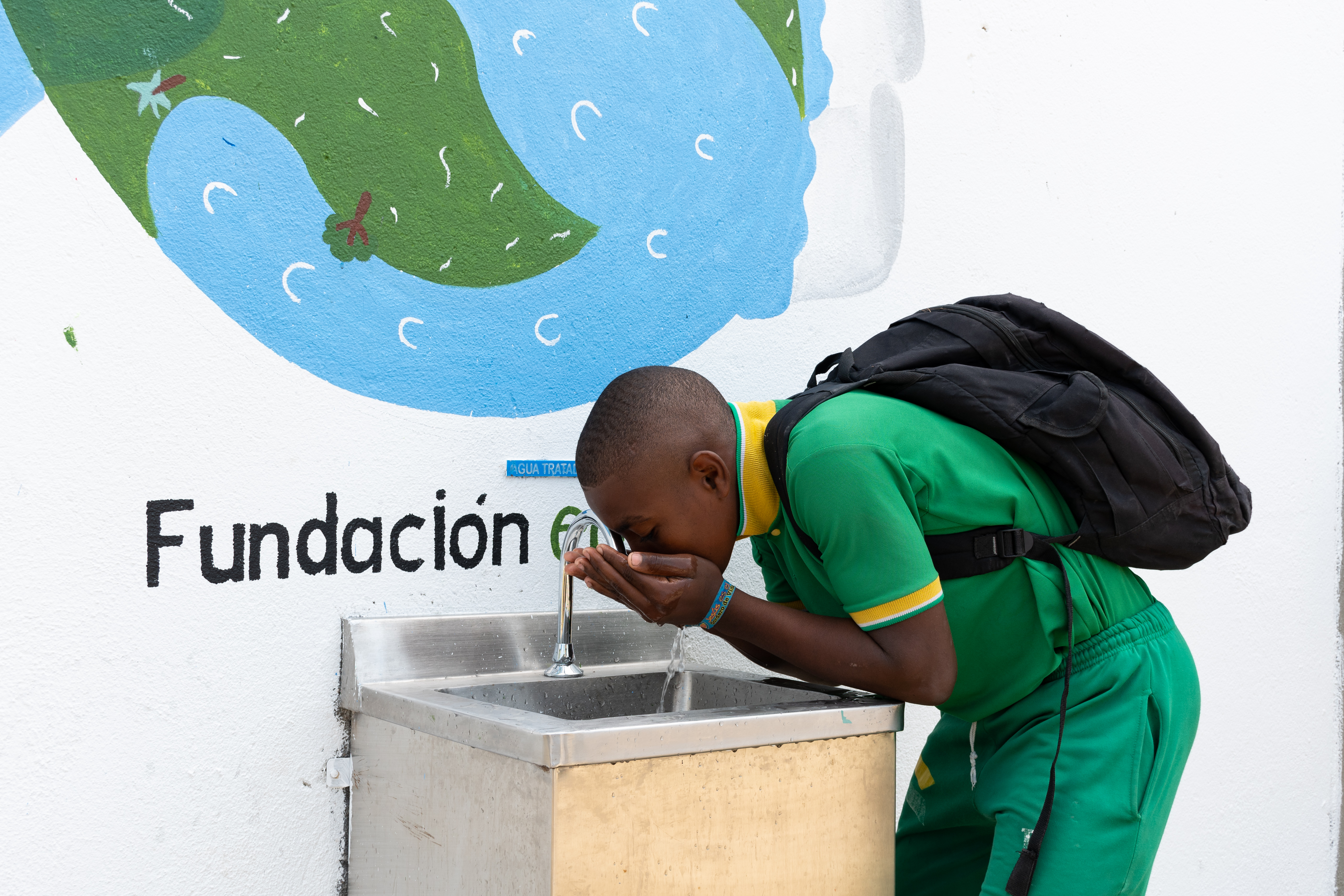 Imagen niños tomando agua