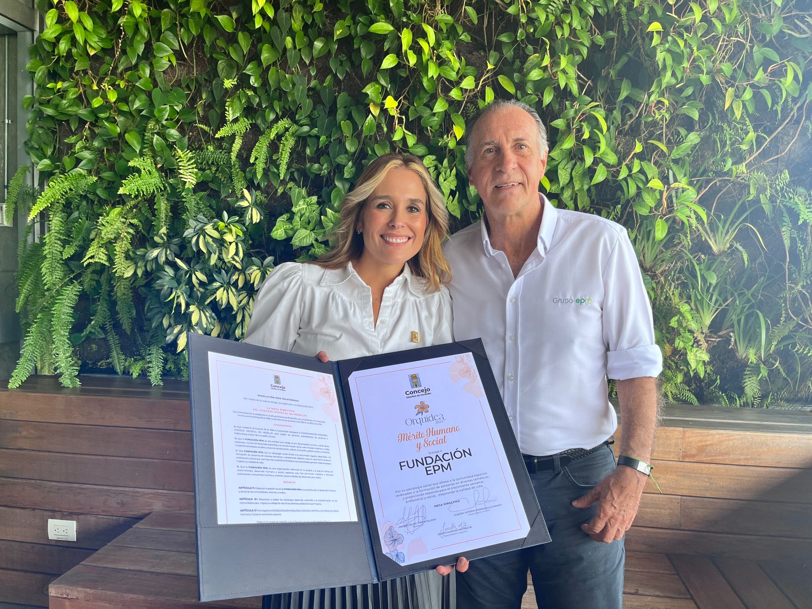 Fundación EPM recibe reconocimiento Orquídea 2024 al Mérito Humano y Social, máxima distinción de la corporación Concejo de Medellín
