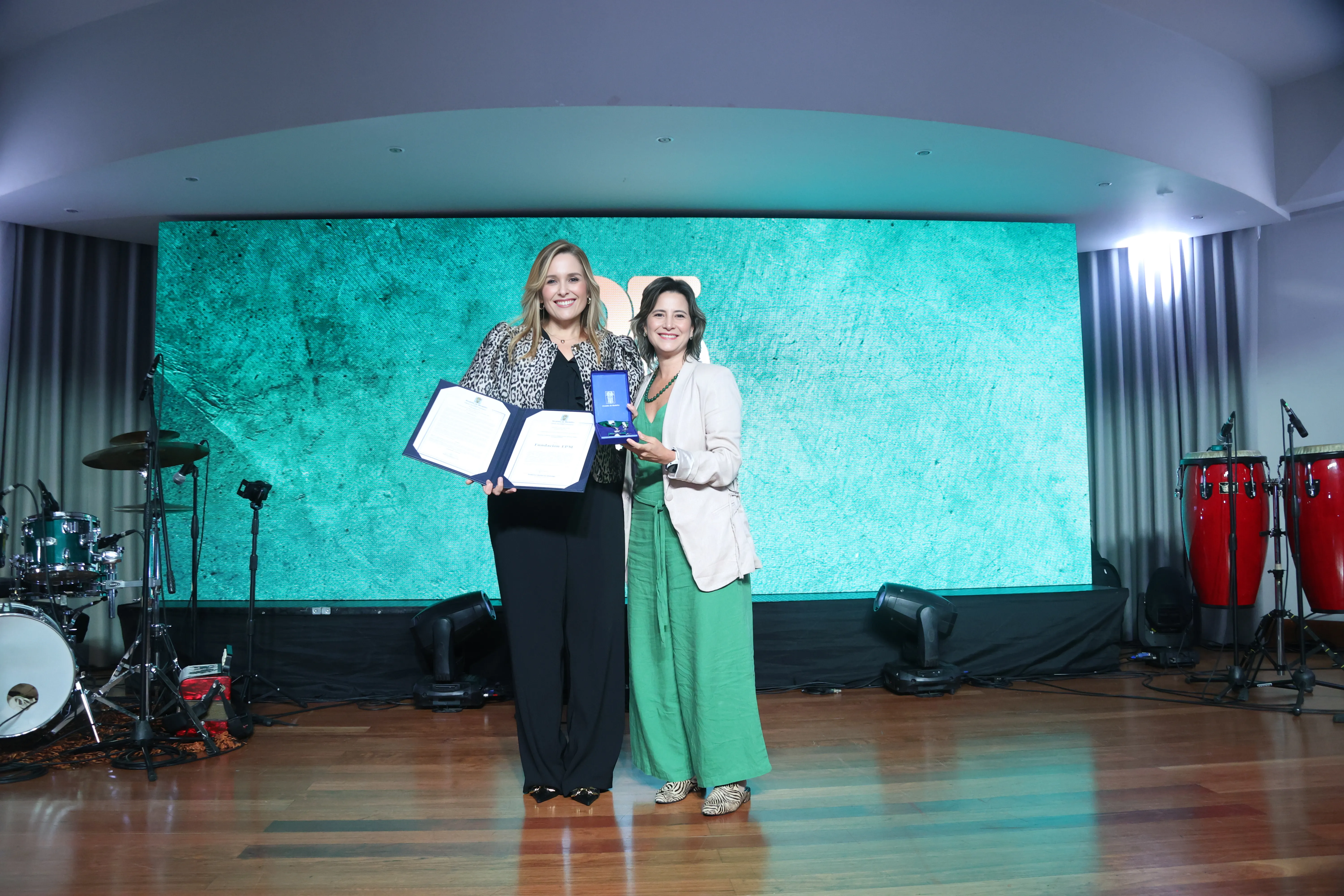 Medalla al Mérito Cívico y Empresarial Gonzalo Mejía