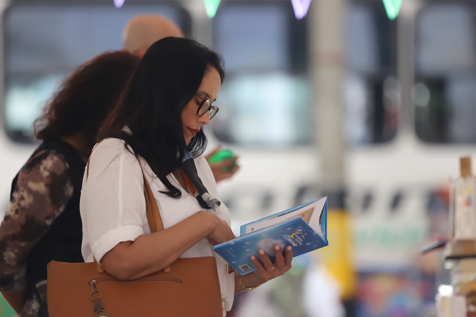 Mujer leyendo un libro