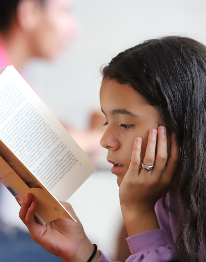 Niña leyendo un libro