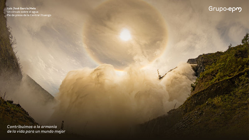 Fotografía de Luis García. Paisaje del vertedero, visto desde abajo con un hombre contemplando la caída del agua. Con efecto color sepia.