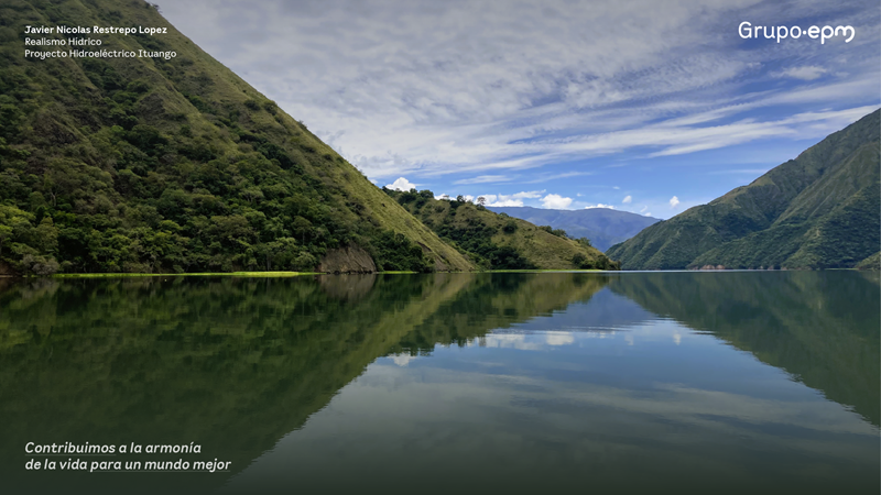 Foto tomada por Javier Restrepo del espejo de agua formado por uno de los embalses rodeado de un bosquee