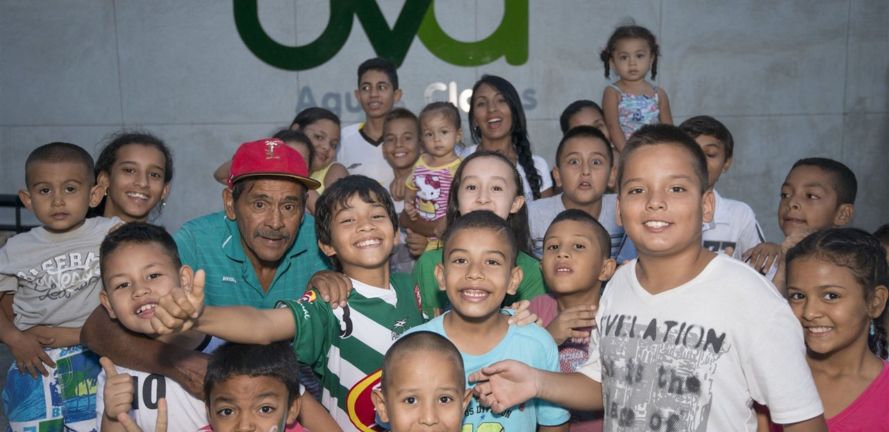 Personas sonriendo al hacer uso de los espacios de la UVA Aguas Claras