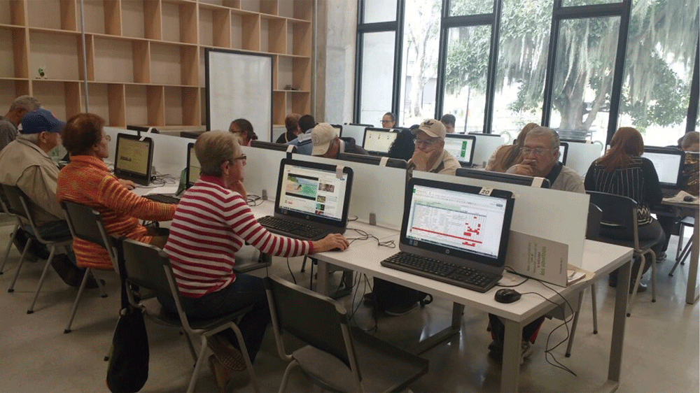 GIF de señores de la tercera edad, en sala de computadores