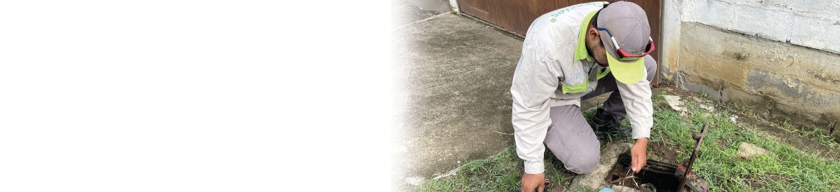 Persona cambiando un medidor de acueducto