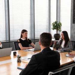 Reunión de equipo en una sala moderna