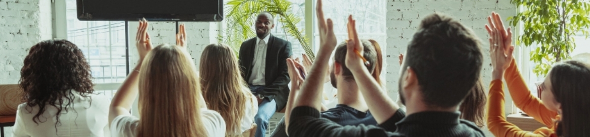 Imagen de personas aplaudiendo