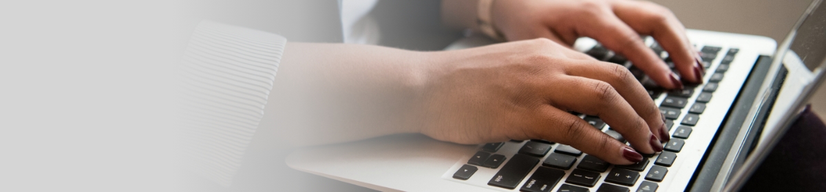 Manos escribiendo en un computador