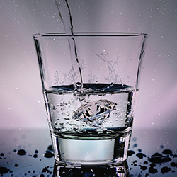 Vaso de agua llenandose