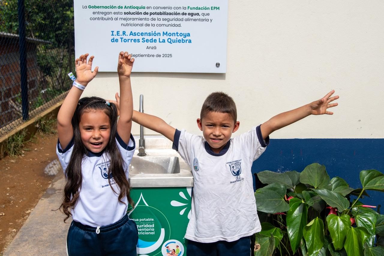 Dos niños sonriendo