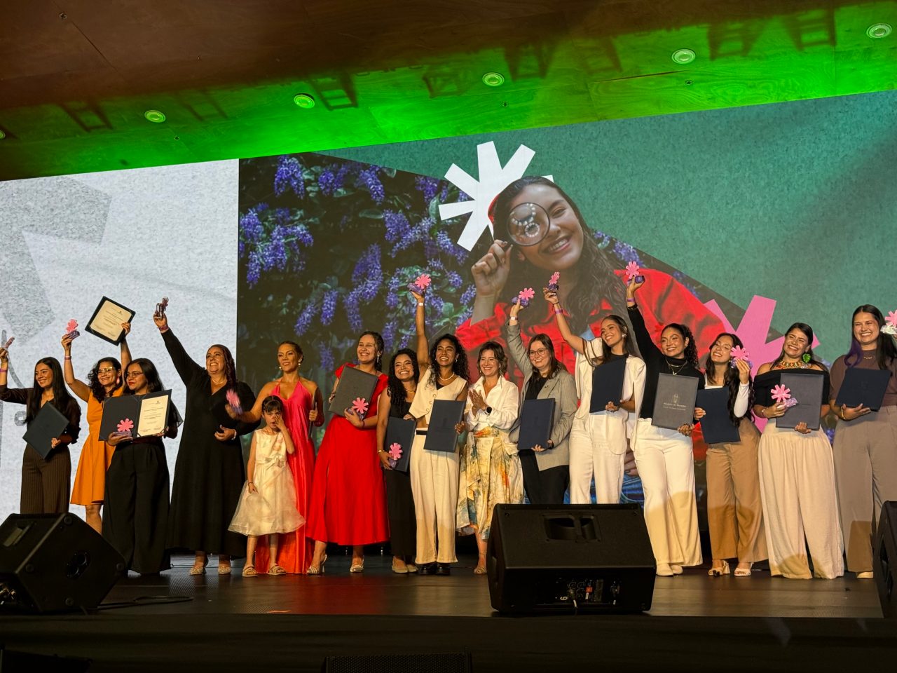 Grupo de mujeres celebrando