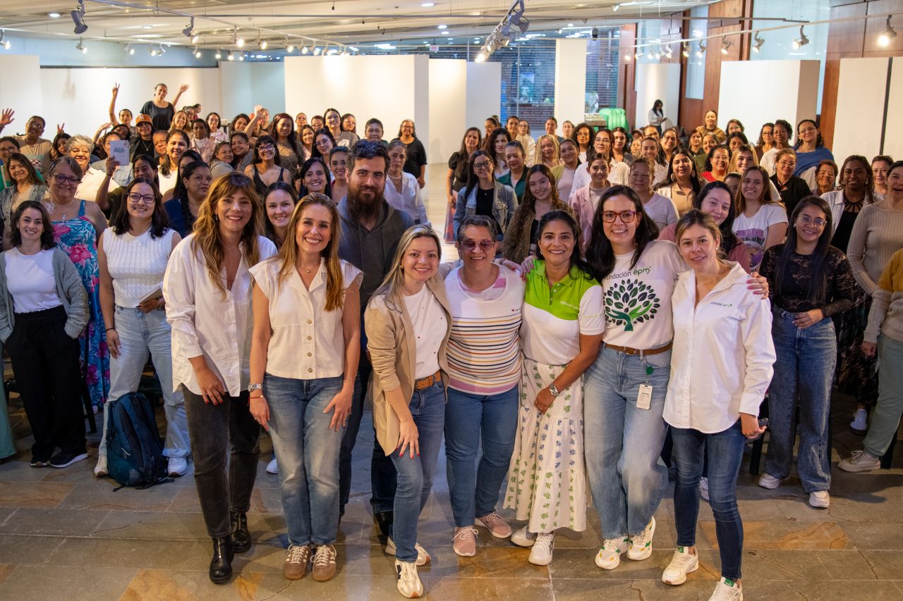 Trabajdora de EPM dando una charla a un grupo de personas