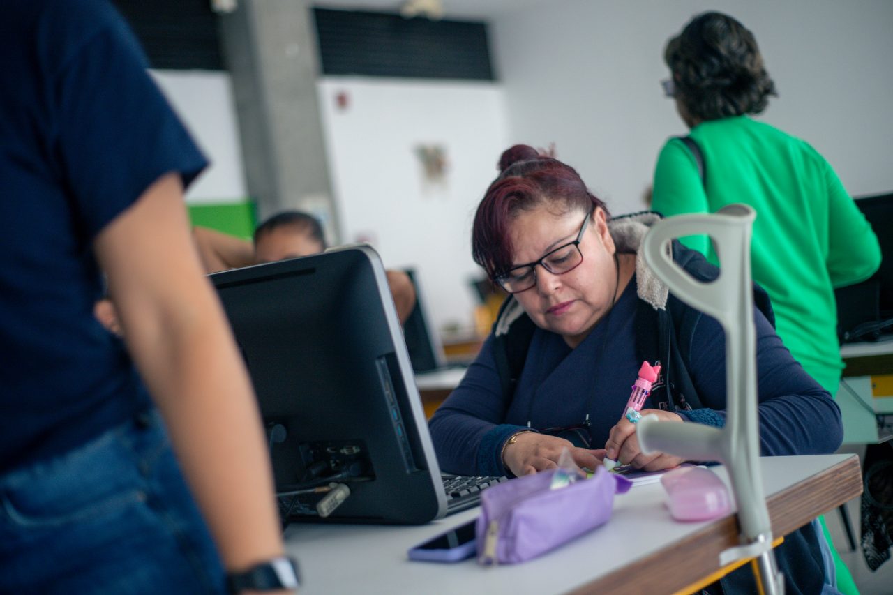 Trabajdora de EPM dando una charla a un grupo de personas