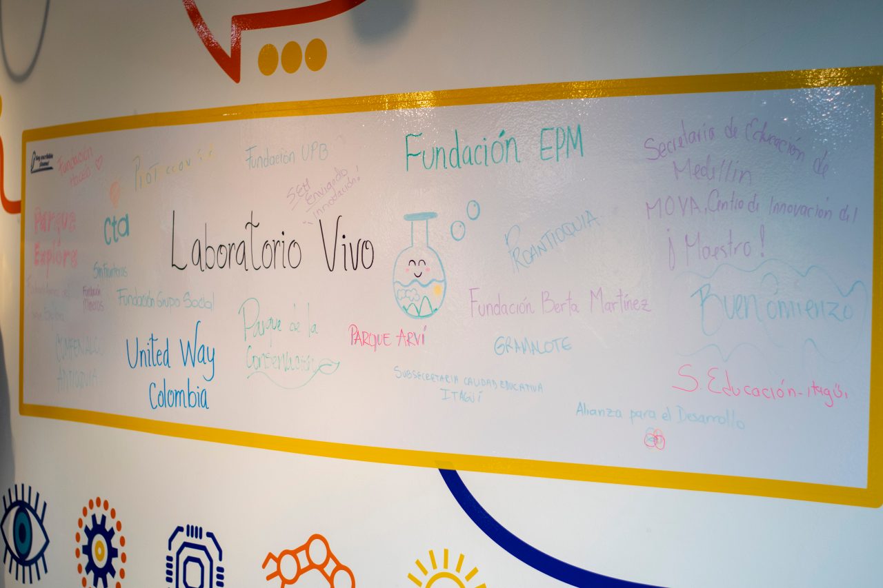 Trabajdora de EPM dando una charla a un grupo de personas