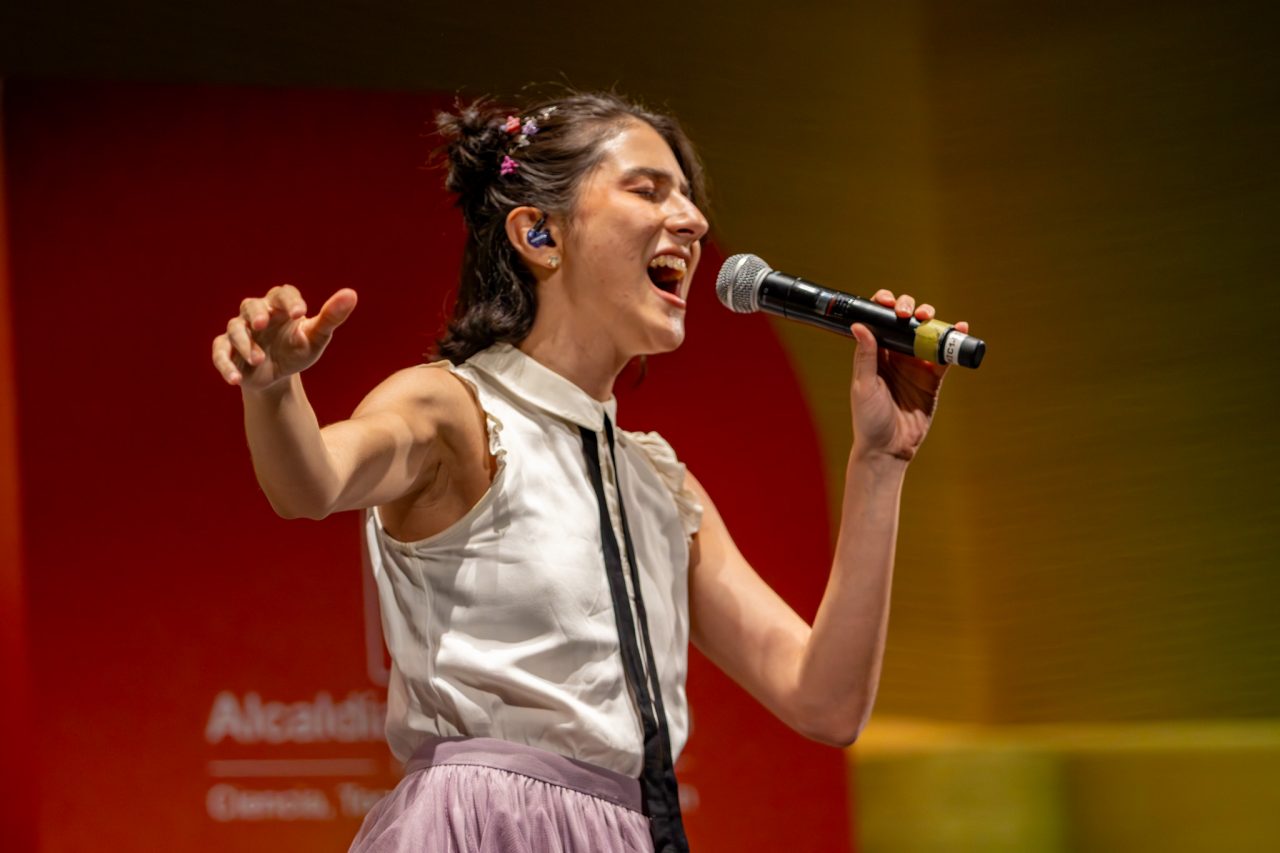 Mujer cantando