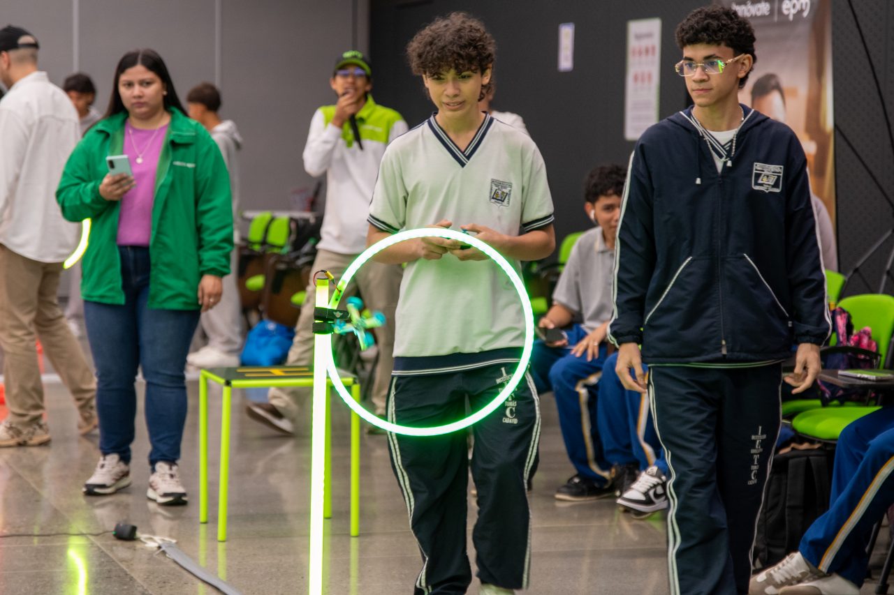 Niño con dron