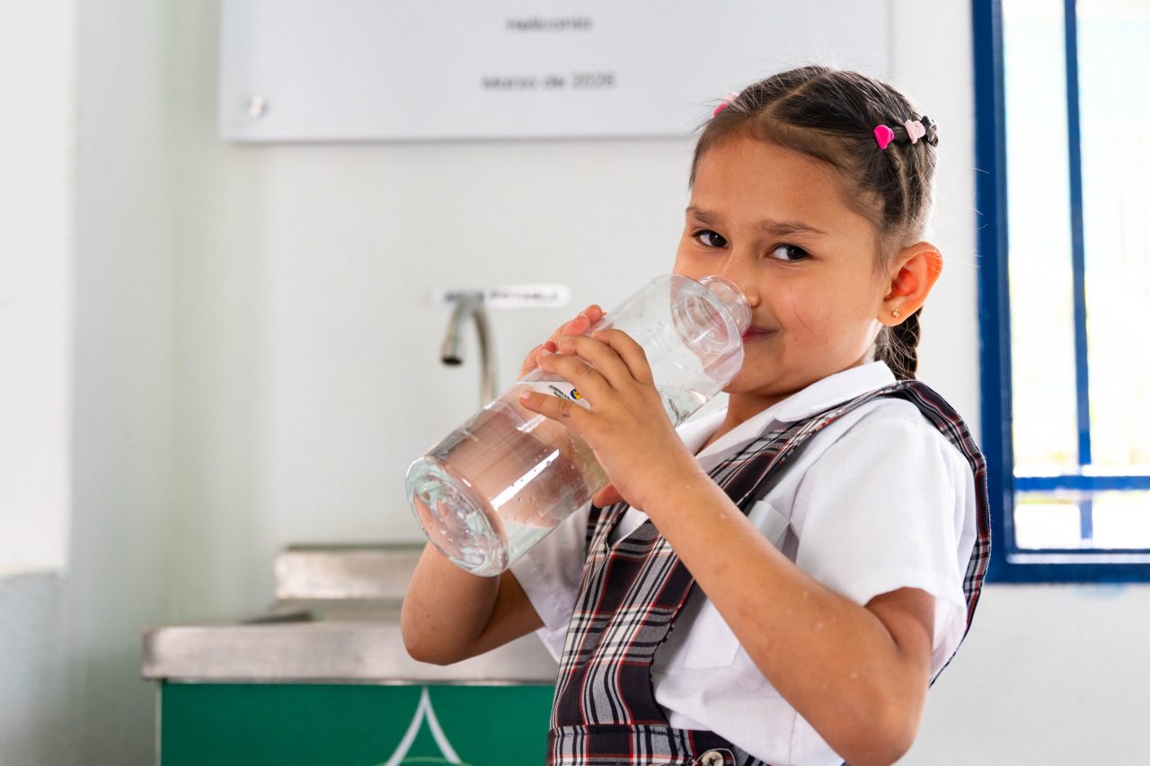 Niña tomando agua
