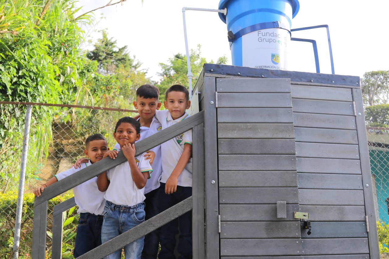 Niños en la solución de potabilización
