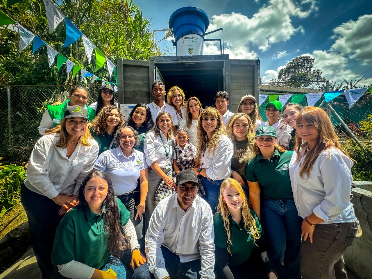 Personal de la Fundación Grupo EPM y la Gobernación de Antioquia con la comunidad 