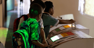 Fotografía de un grupo de niños al interior del Museo del Agua EPM