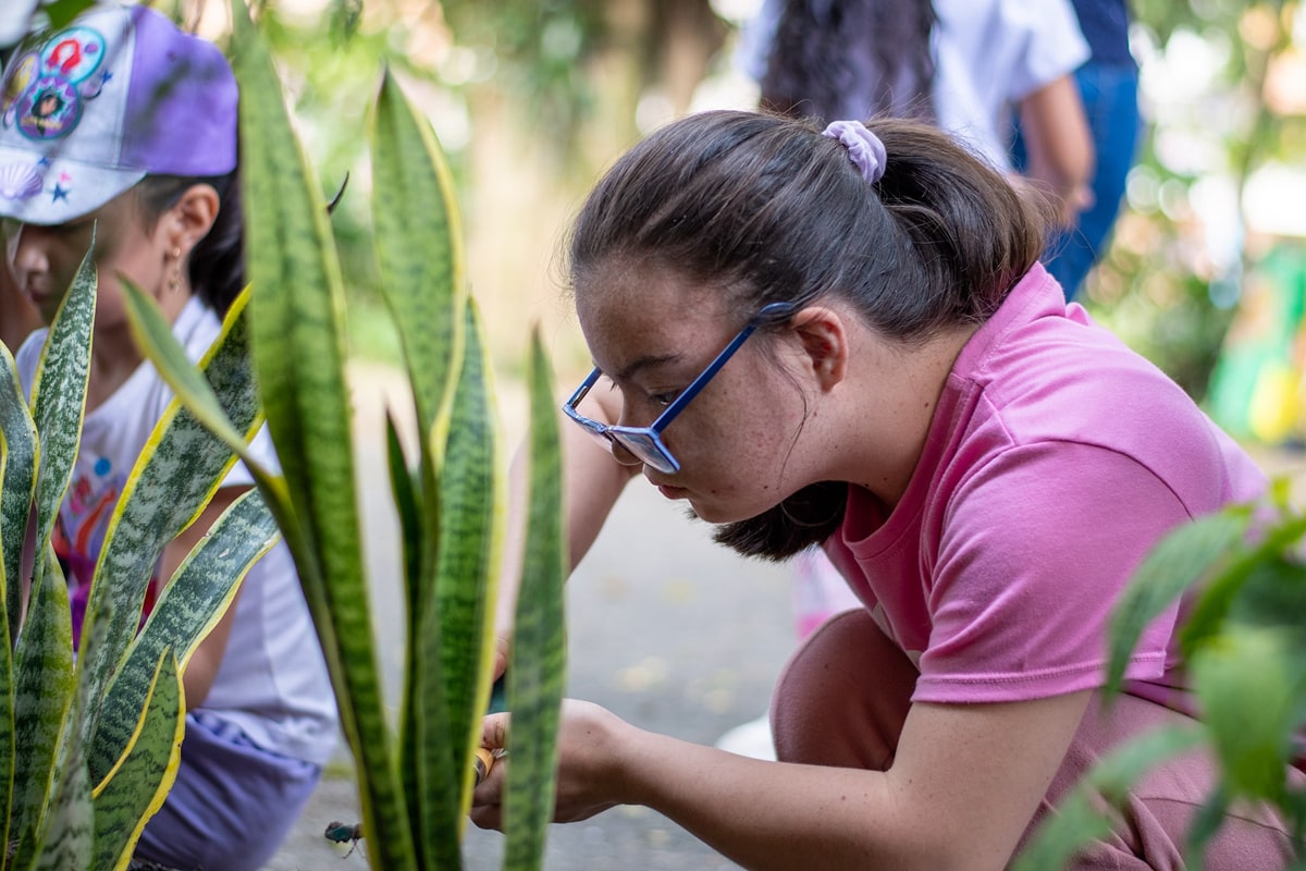 Niña jugando en un jardín