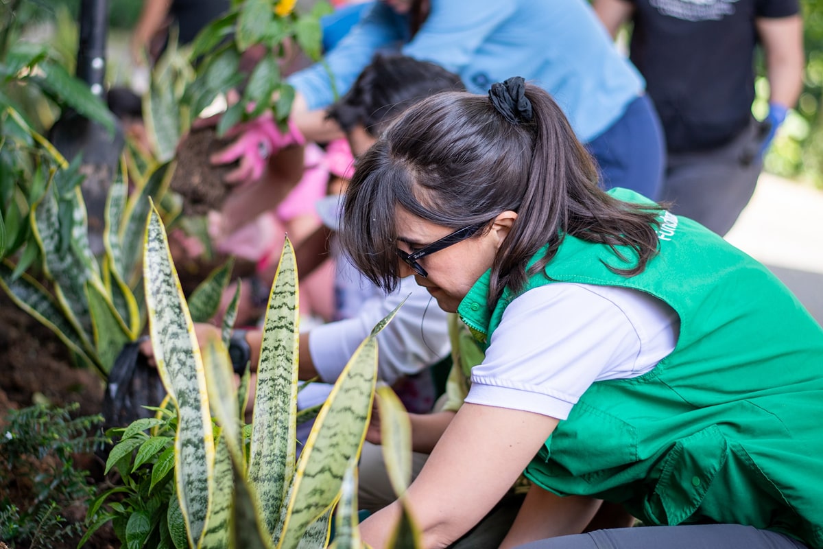 Niña jugando en un jardín