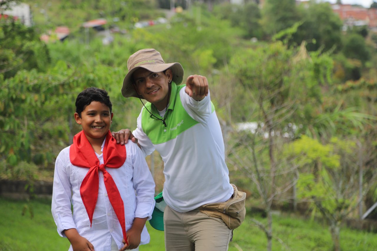 Niño y un hombre señalando el horizonte