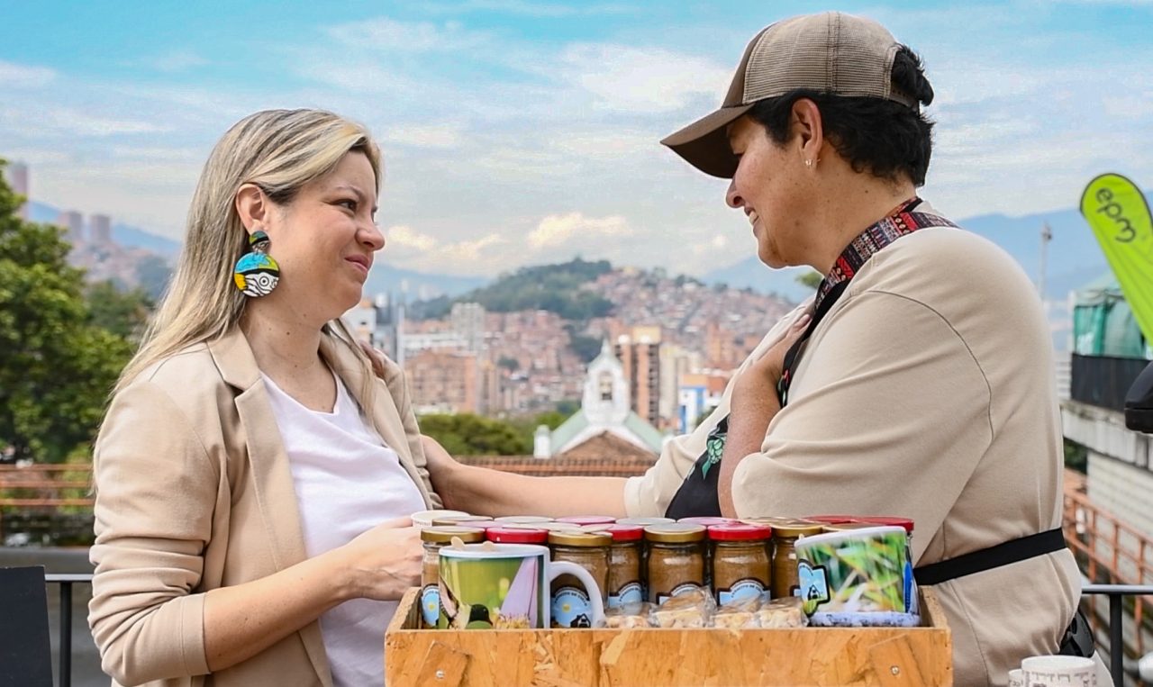 Dos mujeres conversando