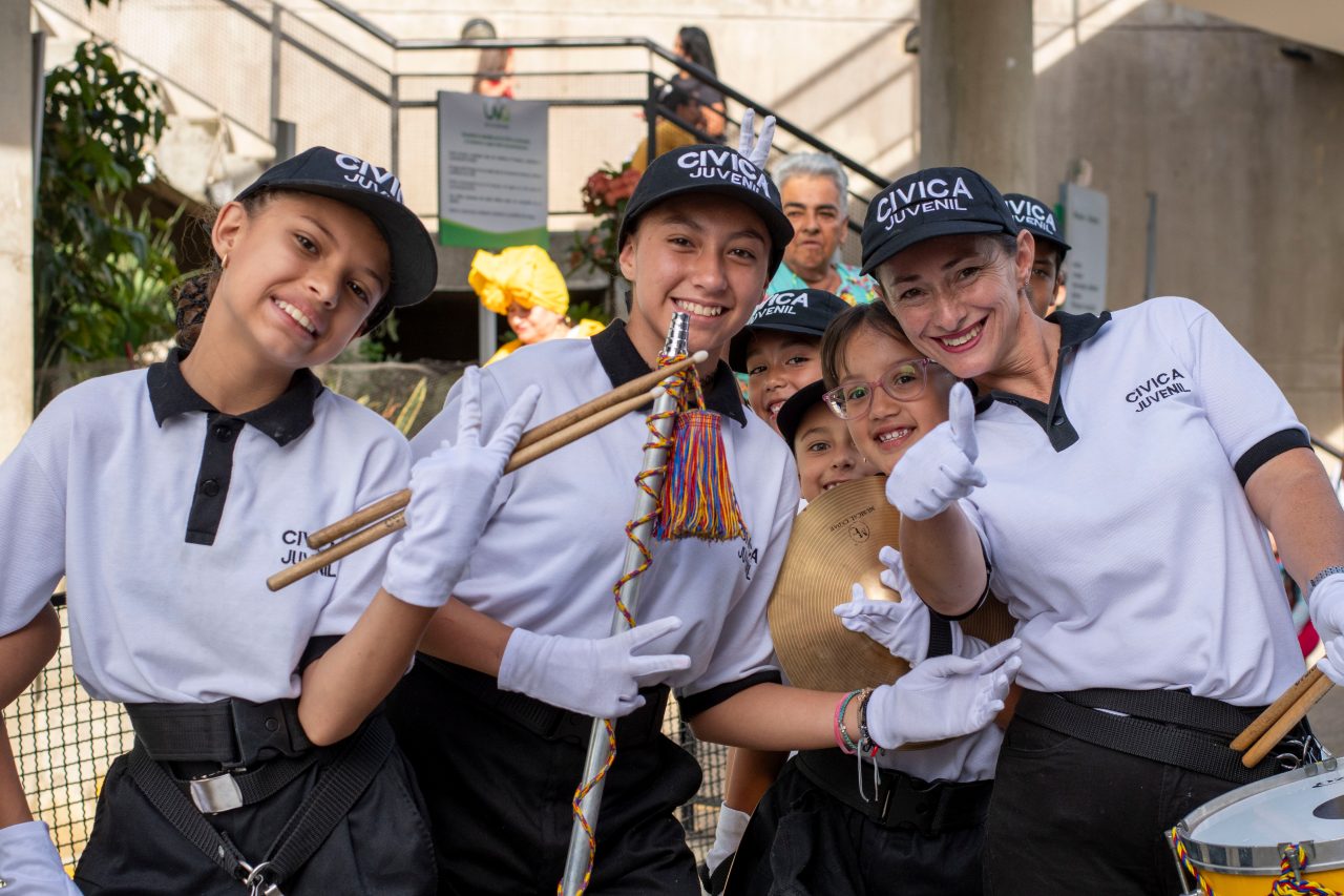 Niños abrazados sonriendo