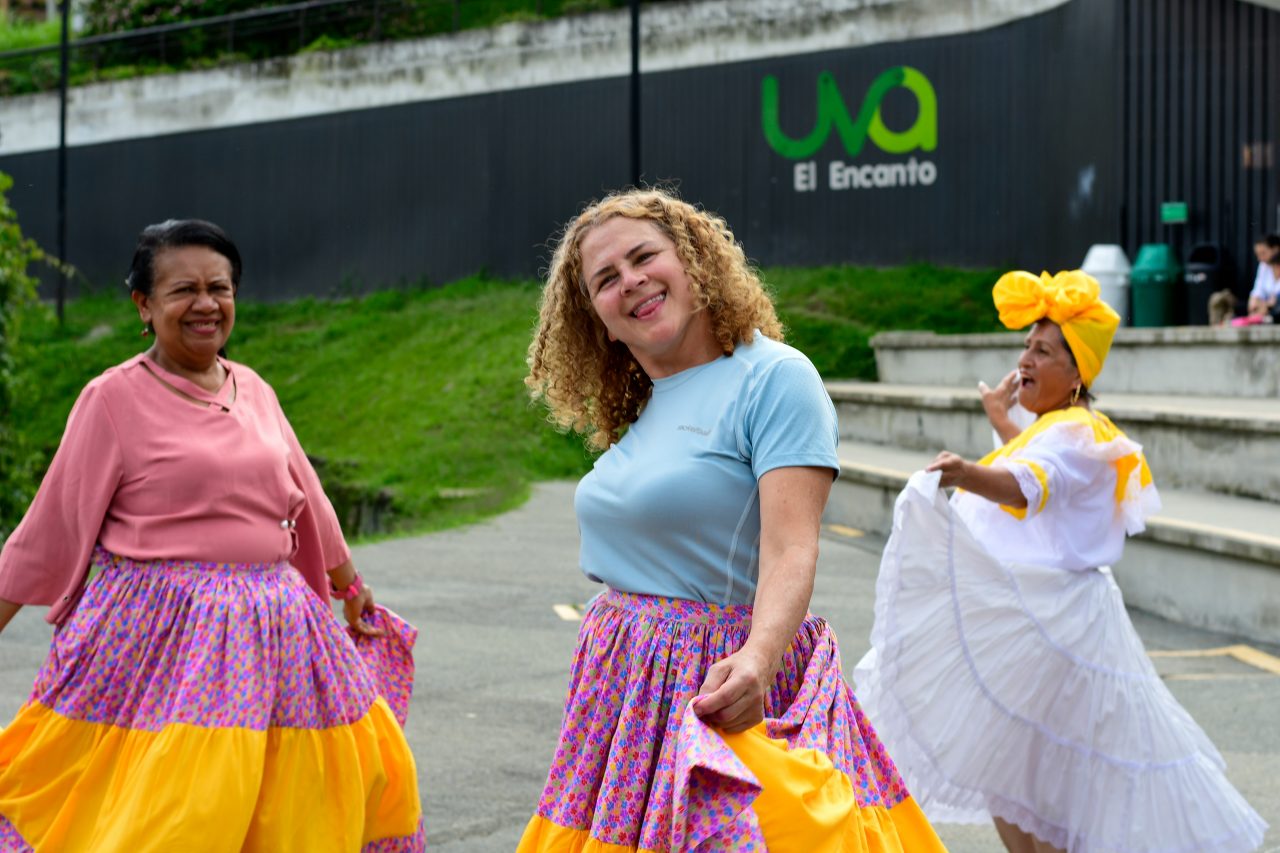 Mujeres bailando y sonriendo 