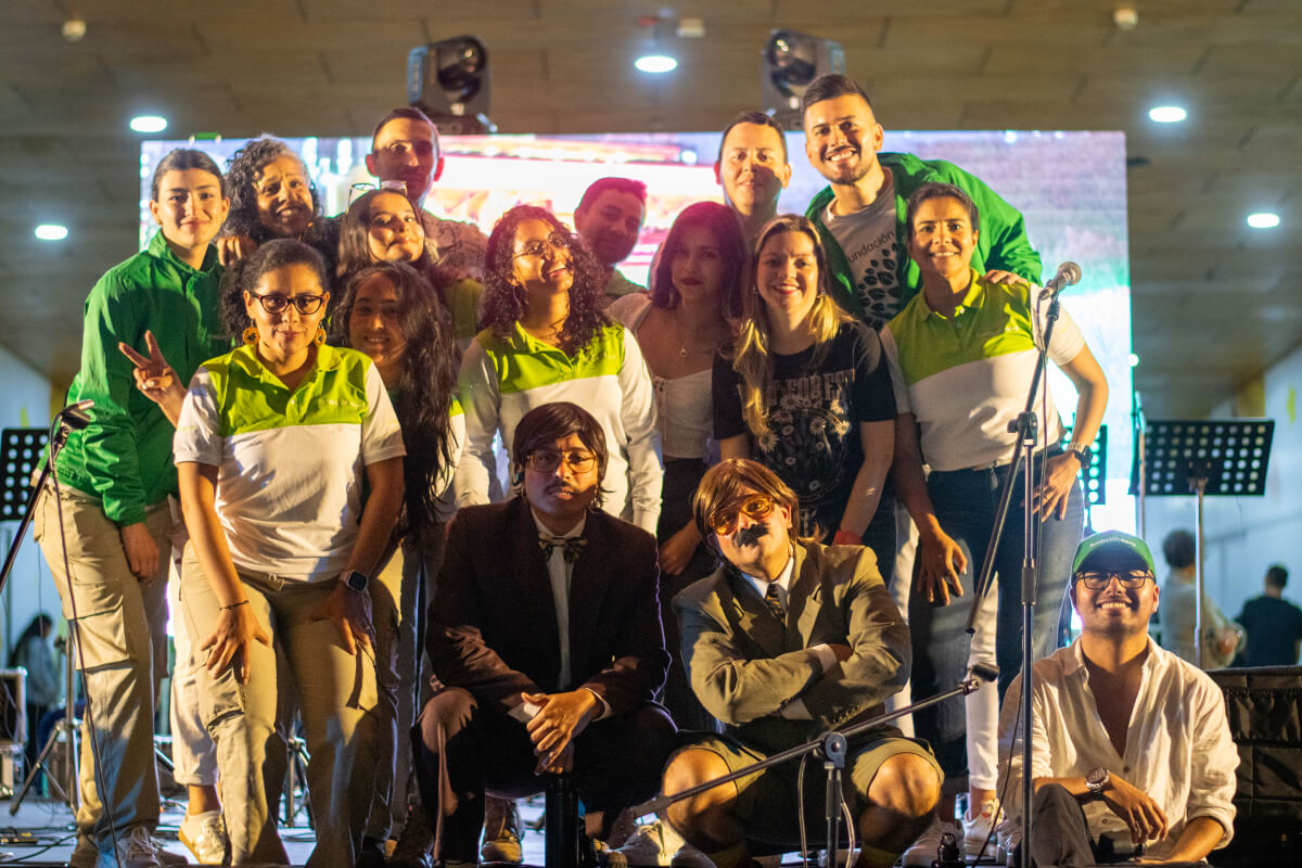 Grupo de personas reunidas