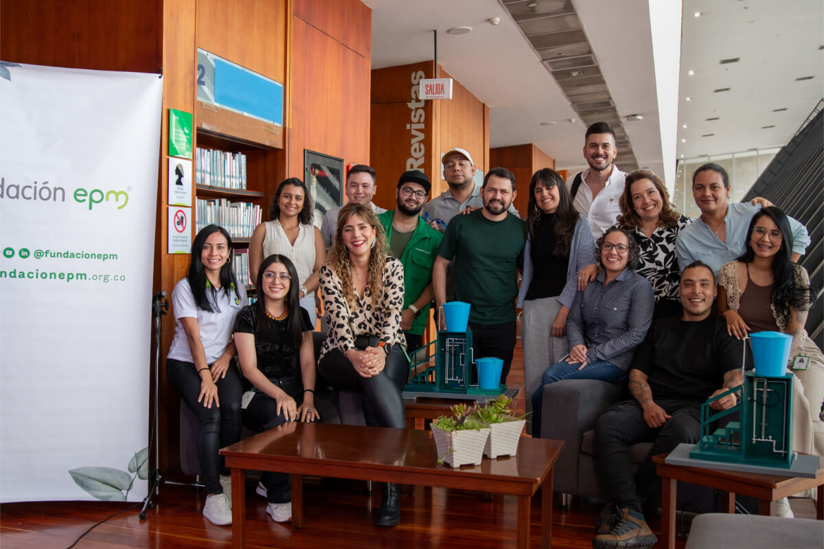 Grupo de personas reunidas en la biblioteca
