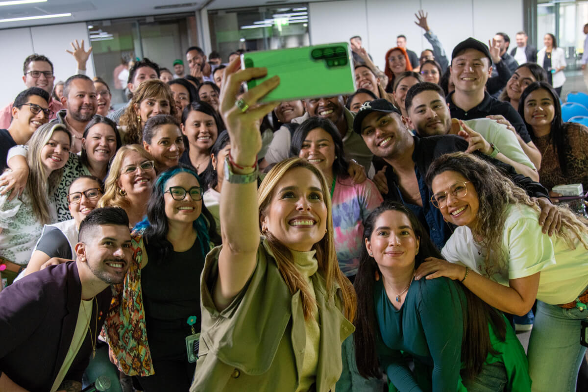 Grupo de personas reunidas tomandose una selfie
