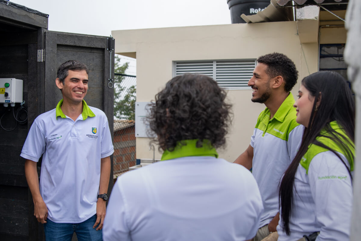 Grupo de personas reunidas en las afueras