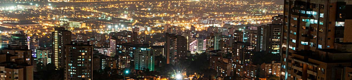 Vista panorámica nocturna de la ciudad desde una UVA